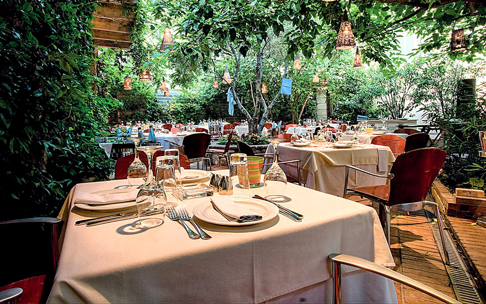 τραπεζάκια-έξω-2337635