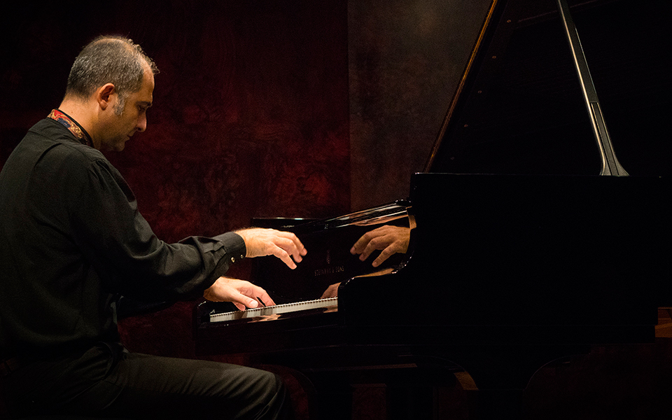 ενας-επίμονος-πιανίστας-στην-κακοφων-2343761