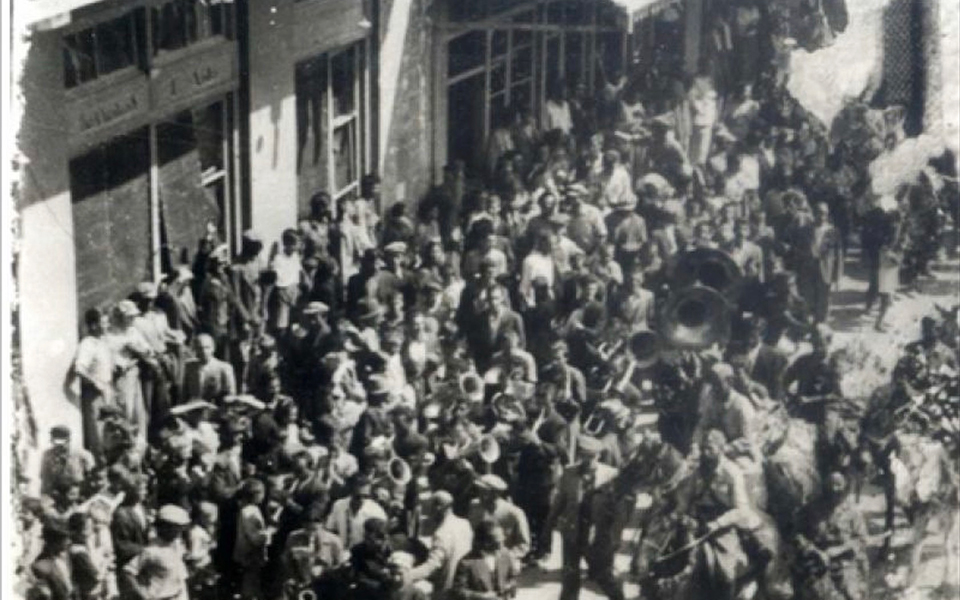 ενα-παιδί-λύνει-τα-μάγια-του-πατέρα-του-2345048