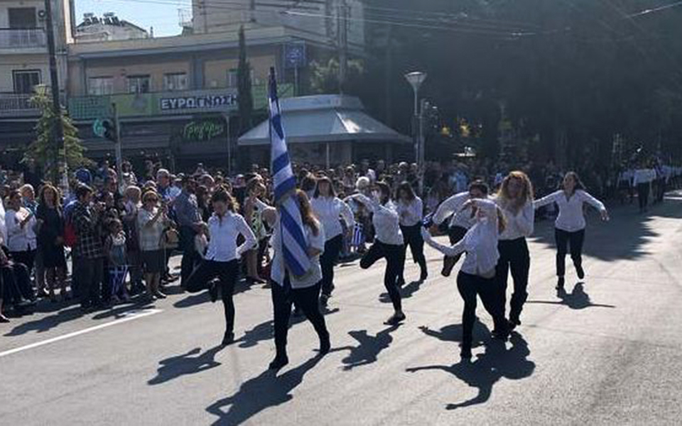 σκηνικό-πόλωσης-με-φόντο-τις-παρελάσε-2345213