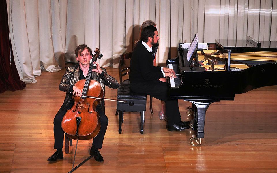 συναρπαστική-βραδιά-μουσικής-δωματί-2343129