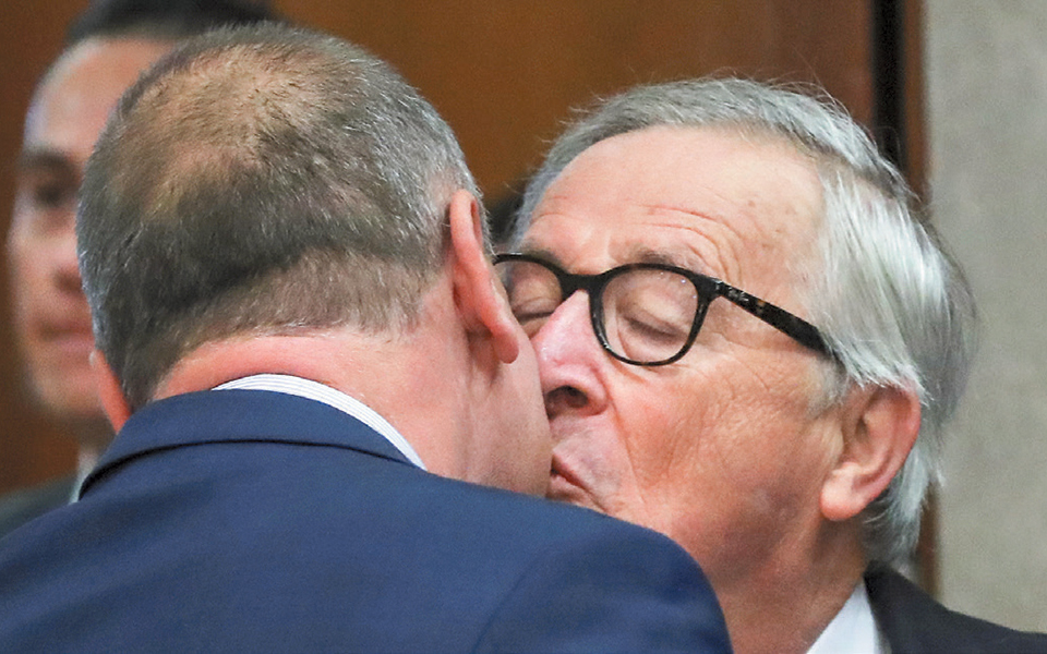 η-αβάστακτη-ελαφρότητα-των-παρελάσεω-2345257