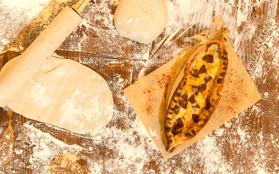 πεϊνιρλί-με-σουτζούκι-και-τυρί-2342273