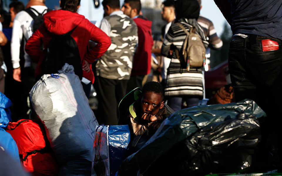 στο-λιμάνι-του-πειραιά-215-μετανάστες-απ-2340066