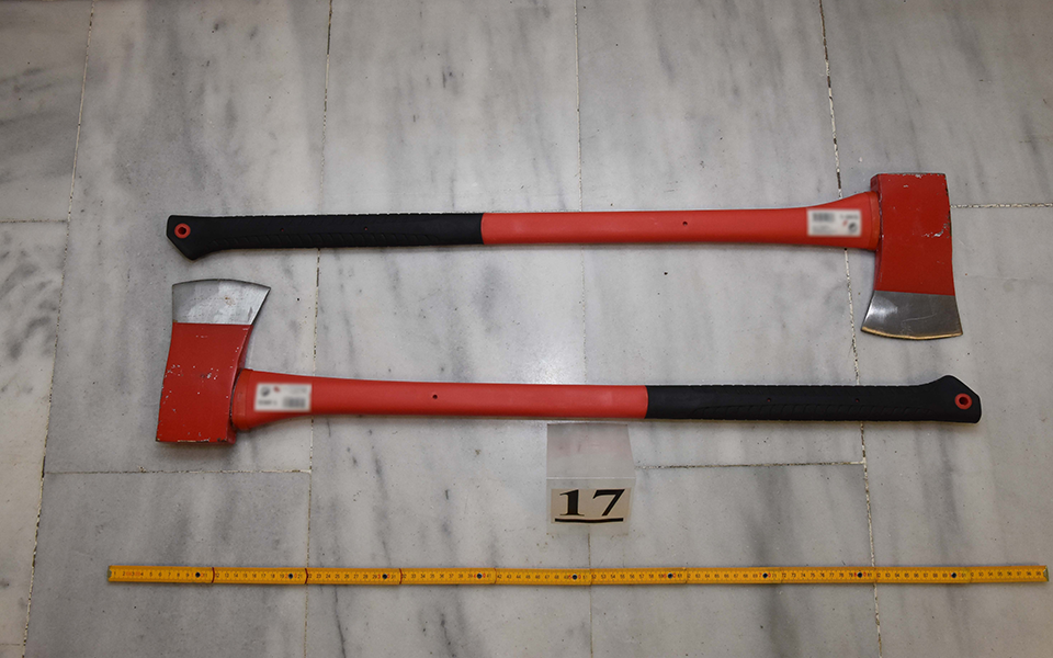 ρόπαλα-και-τσεκούρια-σε-συνδέσμους-οπ-2342763