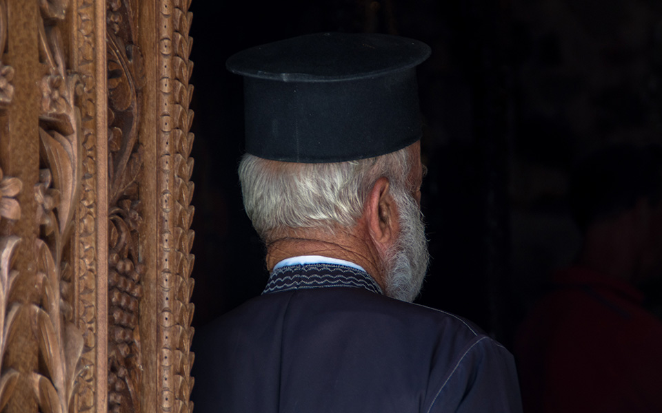 ιερέας-στη-σπείρα-με-τα-ποτά-μπόμπες-2344413