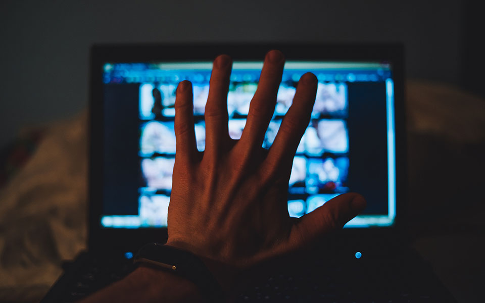 πορνογραφία-ένας-αόρατος-δικτάτωρ-2341767