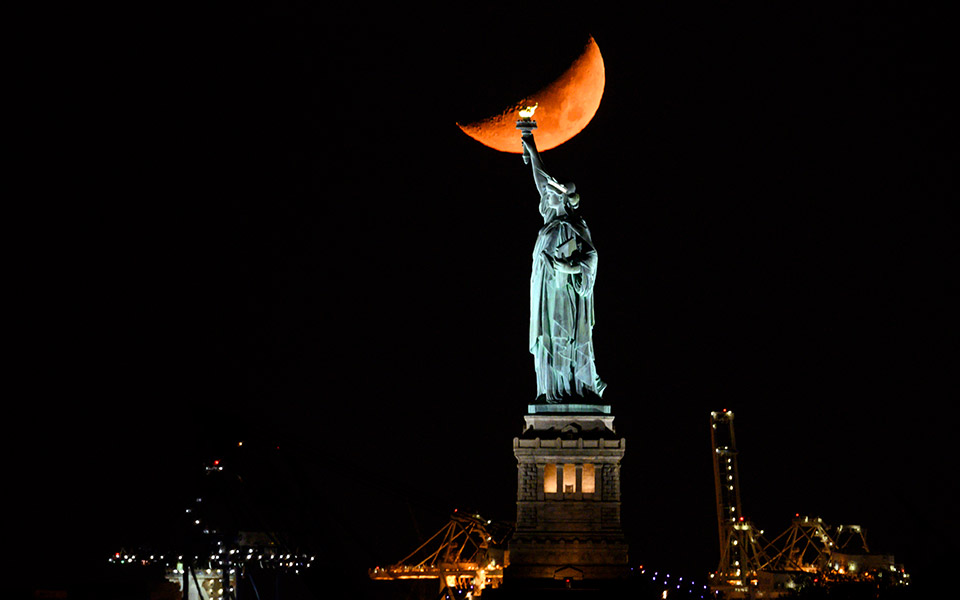 το-άγαλμα-και-το-φεγγάρι-2346611