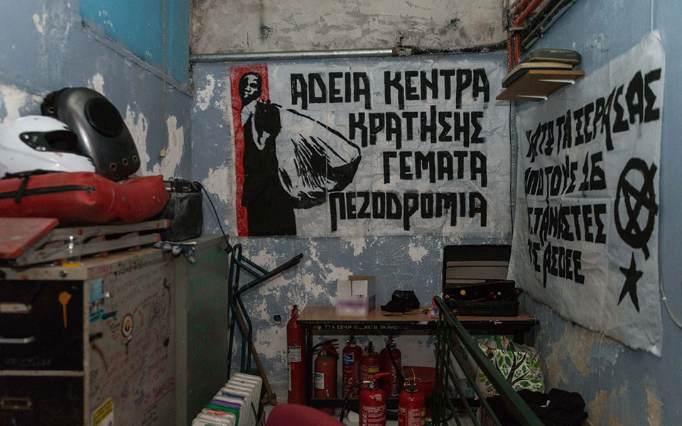 kοντάρια-κράνη-γάντια-κουκούλες-ρούχ-2346814