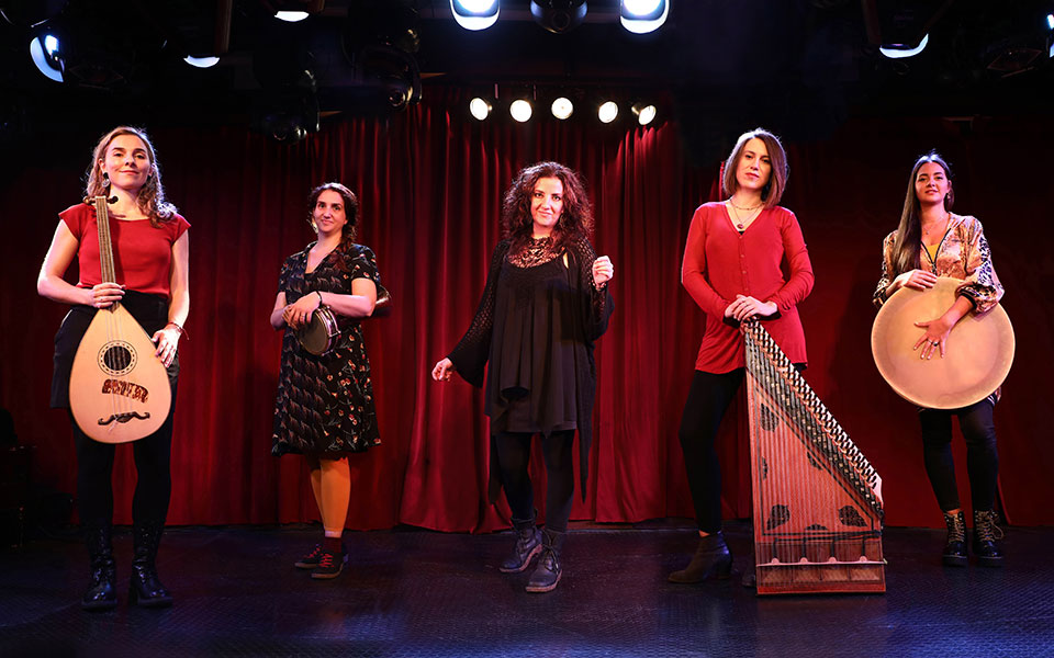 τα-κορίτσια-της-παράδοσης-2349624