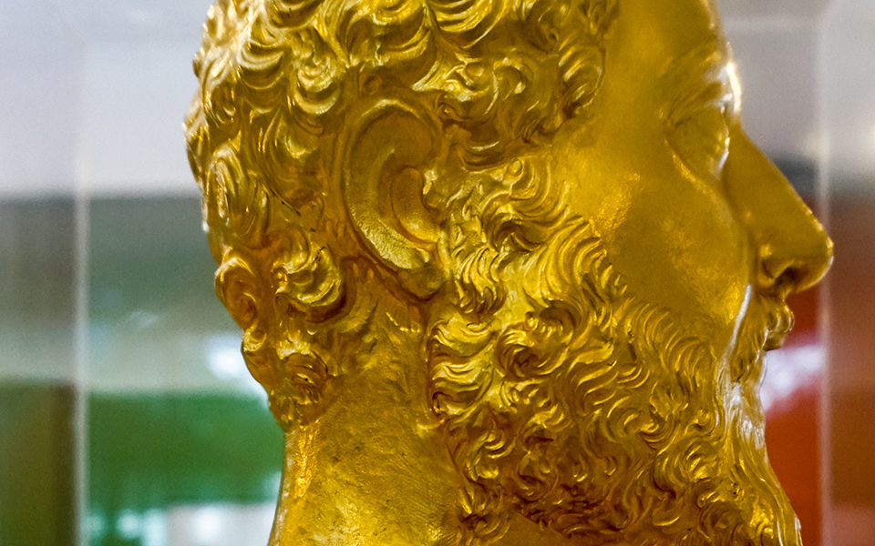 η-χρυσή-προτομή-στο-αρχαιολογικό-μουσ-2350279