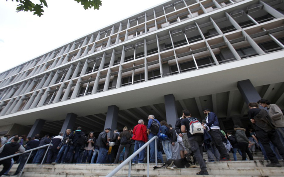 αγρια-συμπλοκή-ρομά-μέσα-στο-δικαστικ-2346617