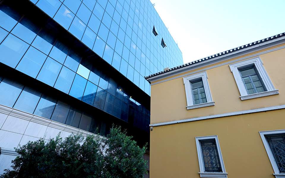 οι-έλληνες-κοιτούν-το-μέλλον-με-αισιοδ-2350065