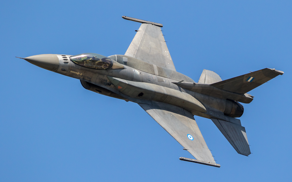 ελληνικά-f-16-πάνω-από-κυπριακά-νερά-2345352
