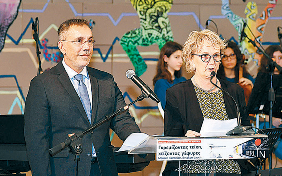 mια-ξεχωριστή-εορτή-για-την-πτώση-του-τε-2347786