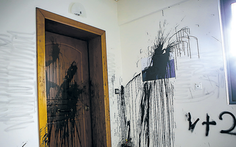 στο-γραφείο-της-κεραμέως-ο-ρουβίκωνα-2346683