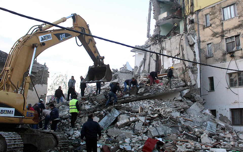 τουλάχιστον-13-νεκροί-και-πολλοί-εγκλωβ-2349917