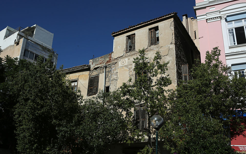 περίφραξη-στο-νεοκλασικό-της-αιόλου-μ-2346198