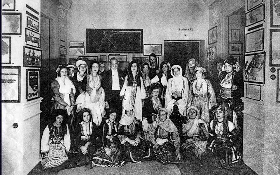 costumes-with-faces-μια-θεματική-βραδιά-οικονομικής-σ-2350660