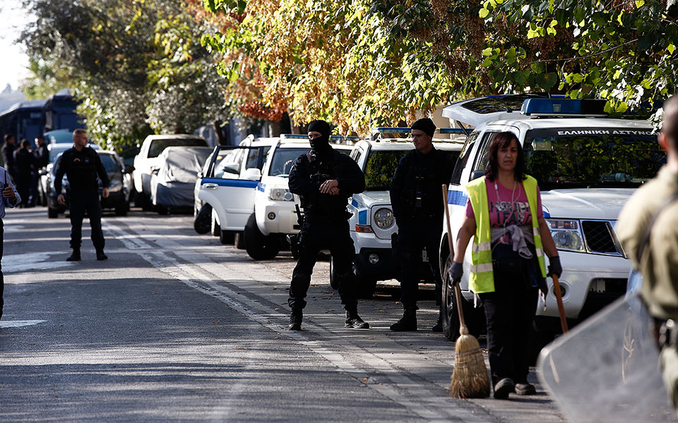 σφράγισε-το-υπό-κατάληψη-κτίριο-δίπ-2345563