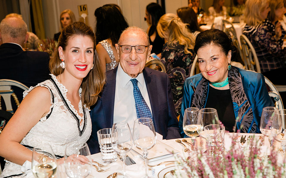 μια-λαμπρή-επίδειξη-μόδας-έγινε-στην-α-2345605