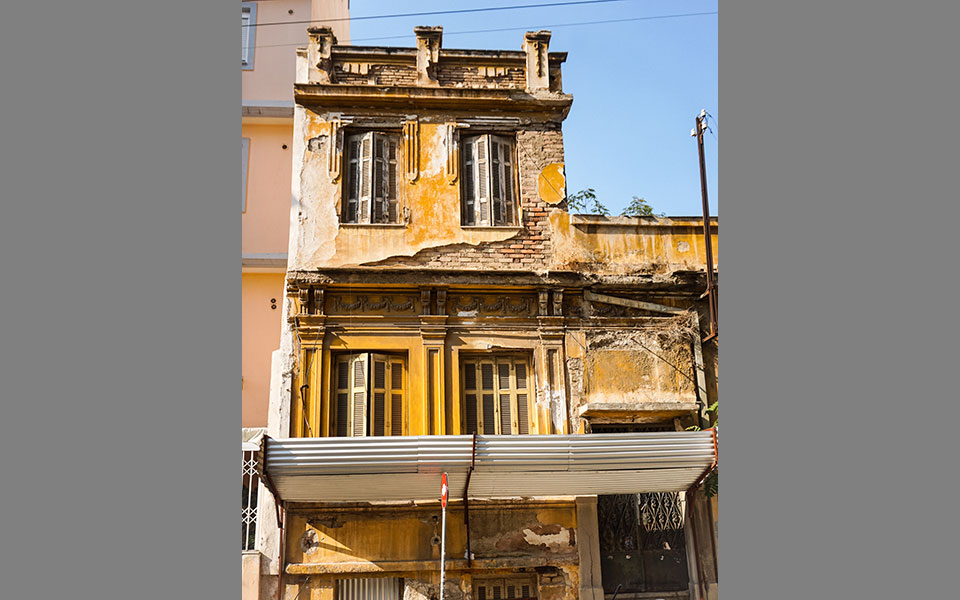 ξεφτισμένα-γύψινα-και-κρυφές-αυλές-στ-2345468