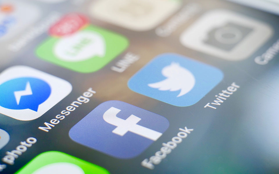 το-twitter-πέταξε-το-μπαλάκι-στο-facebook-2345499