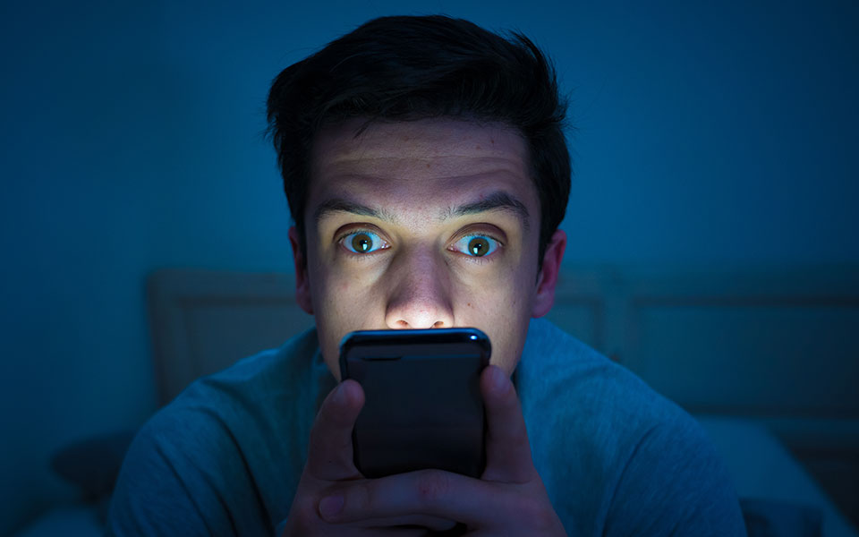 εξαρτημένος-από-το-κινητό-του-τηλέφ-2350411