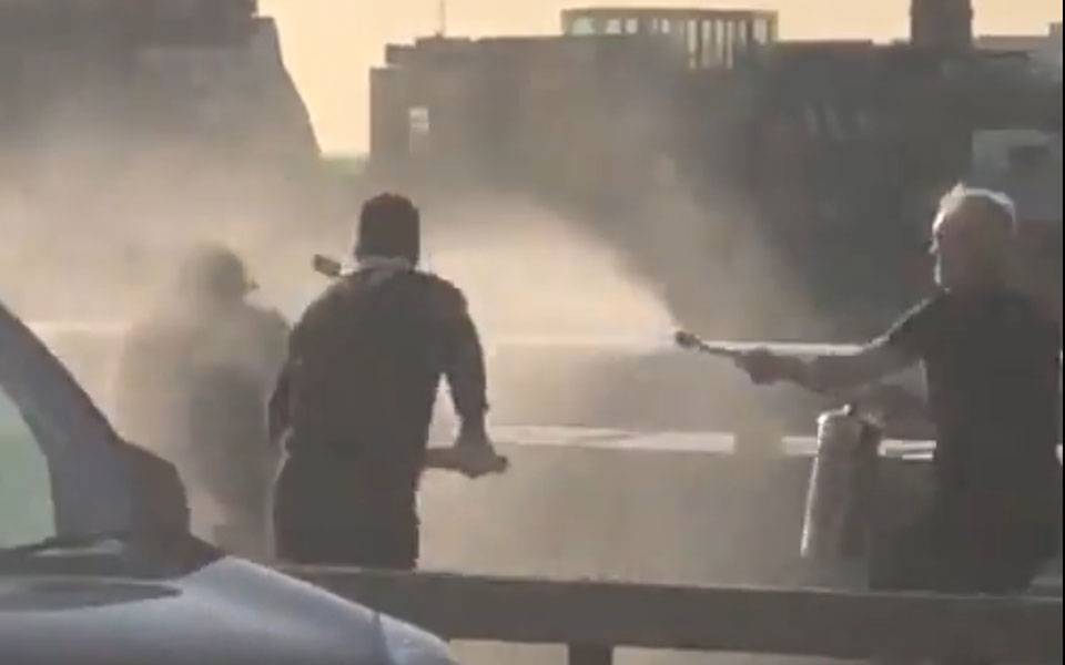 με-πυροσβεστήρα-και-χαυλιόδοντα-φάλα-2350698