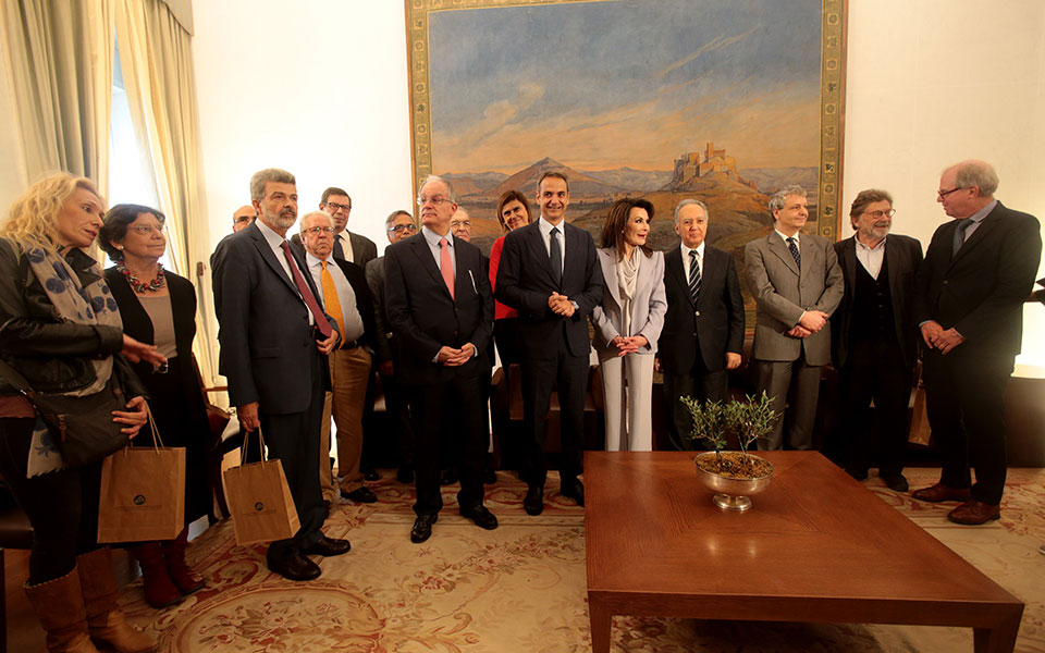 τα-βιογραφικά-των-μελών-της-επιτροπής-2346328