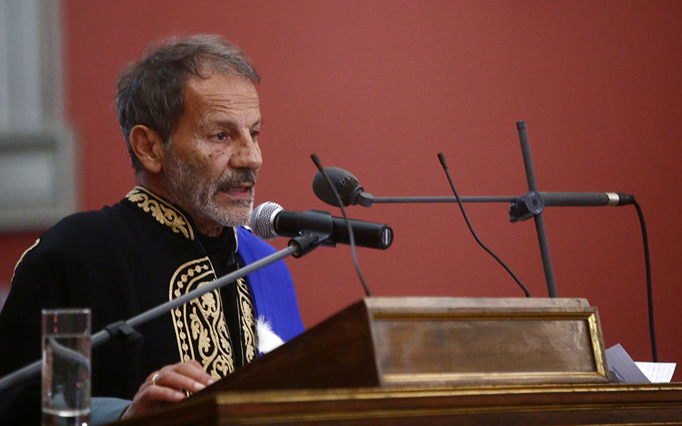 ο-σταύρος-ξαρχάκος-επίτιμος-διδάκτωρ-2353955