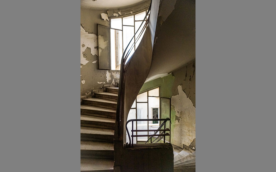 ανεβαίνοντας-τη-φθαρμένη-κλίμακα-της-2354584