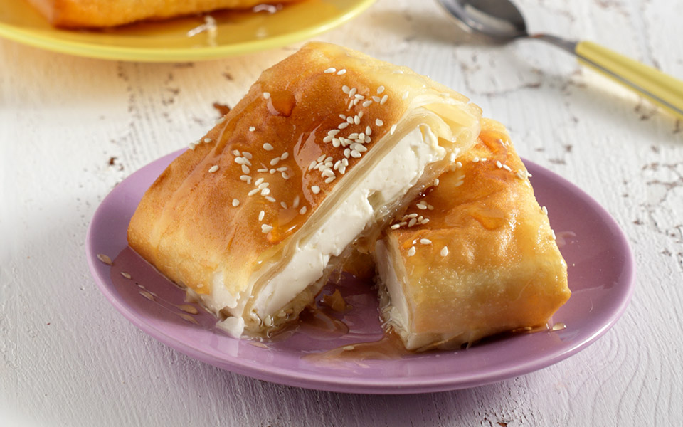 τραγανό-πακέτο-με-φέτα-και-σάλτσα-μελι-2351586