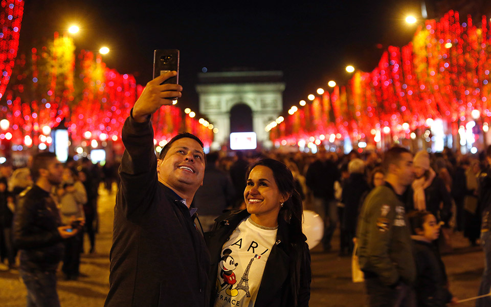 παρίσι-χριστουγεννιάτικη-ατμόσφαιρ-2350838