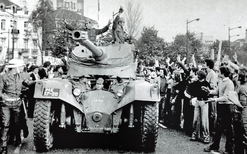 η-επανάσταση-των-γαρυφάλλων-2351851