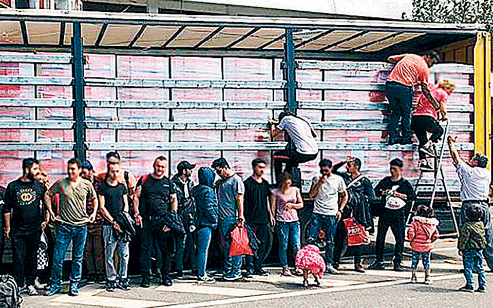 κλεισμένοι-σε-φορτηγά-χωρίς-αέρα-στον-2351718