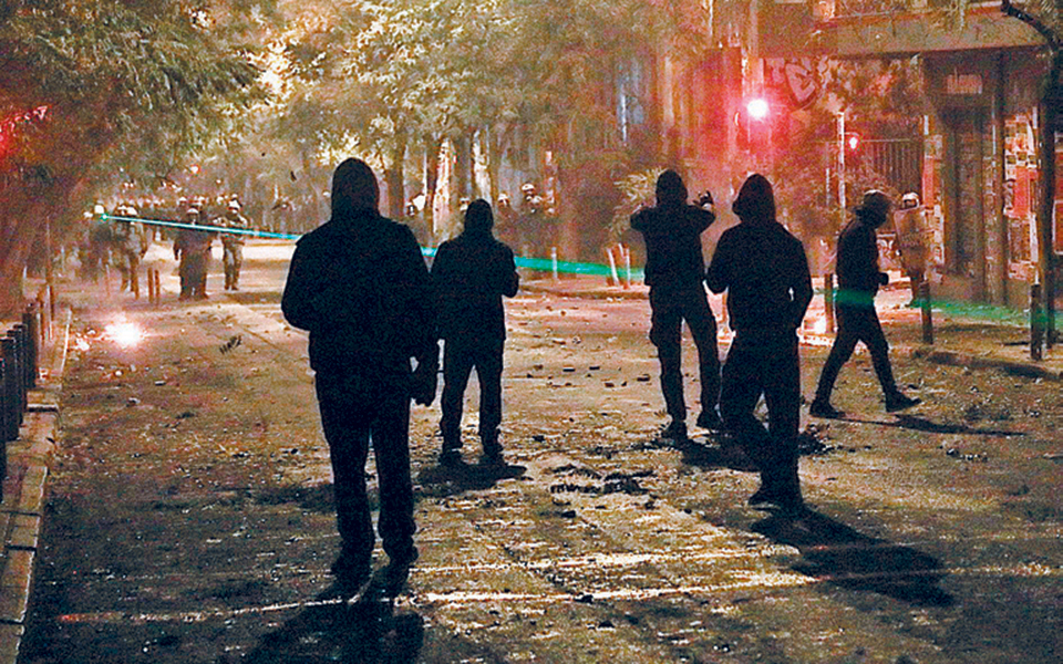 οι-μάσκες-του-σκι-ανησύχησαν-την-αστυν-2351481