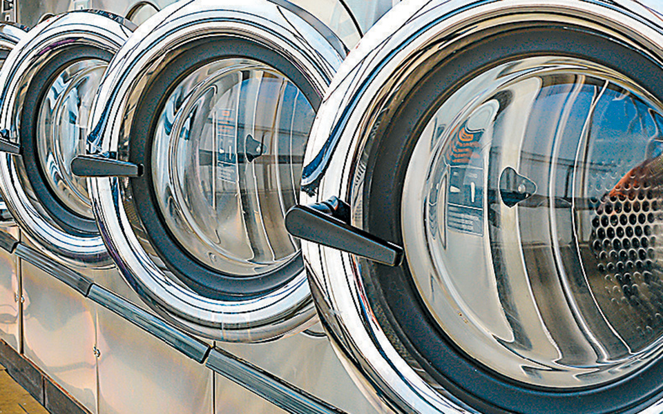 πλένουν-τα-ρούχα-στο-σούπερ-μάρκετ-οι-γ-2355902