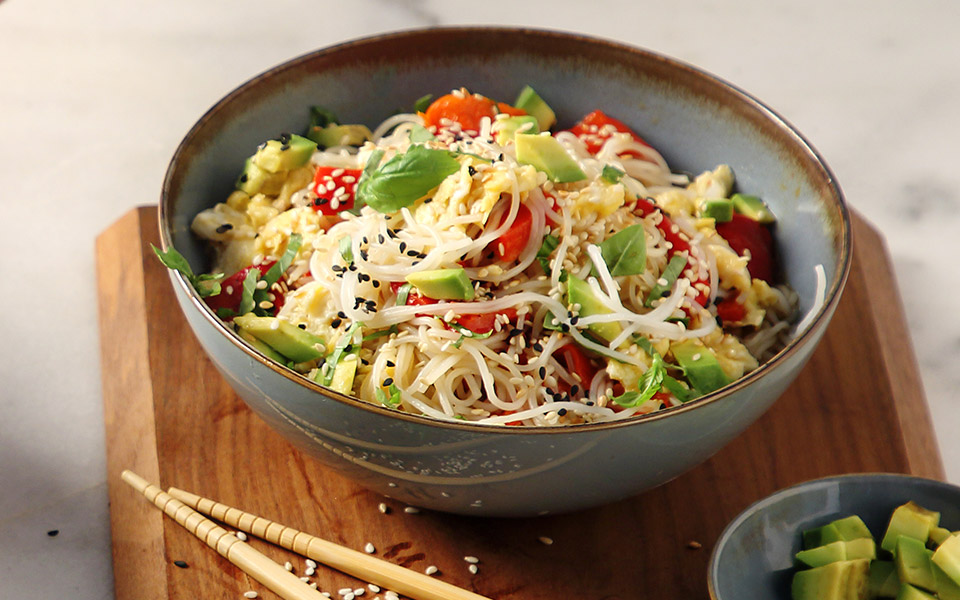 νουντλς-με-σουσάμι-αυγό-και-πιπεριά-φλ-2352274