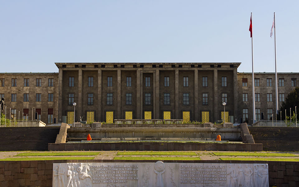 η-τουρκική-βουλή-επικύρωσε-το-στρατιω-2354569