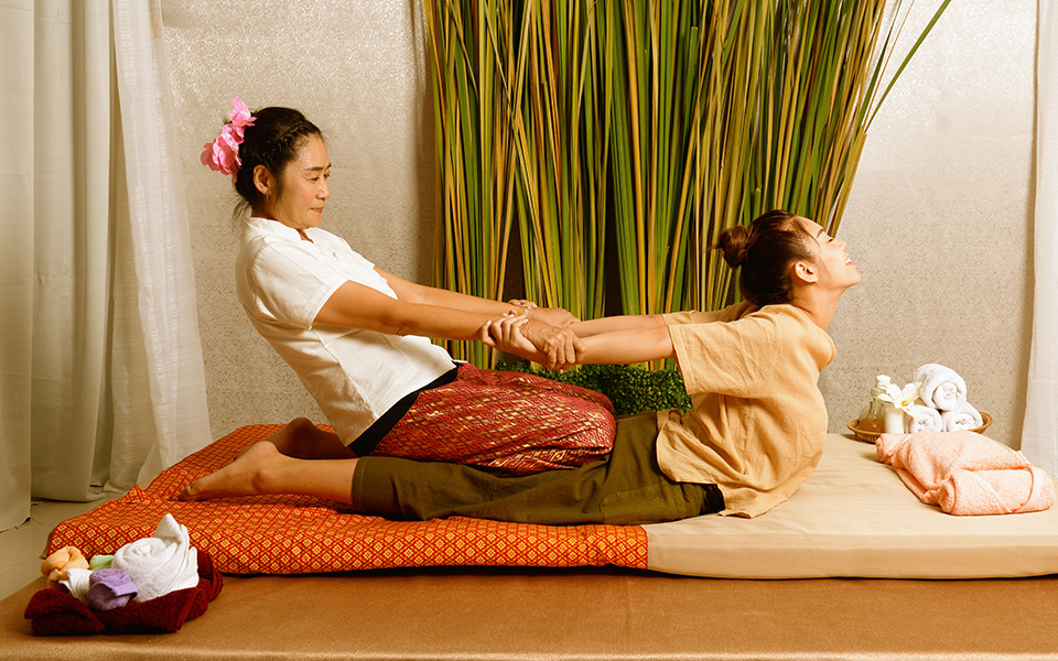 το-παραδοσιακό-ταϊλανδέζικο-μασάζ-στ-2352612