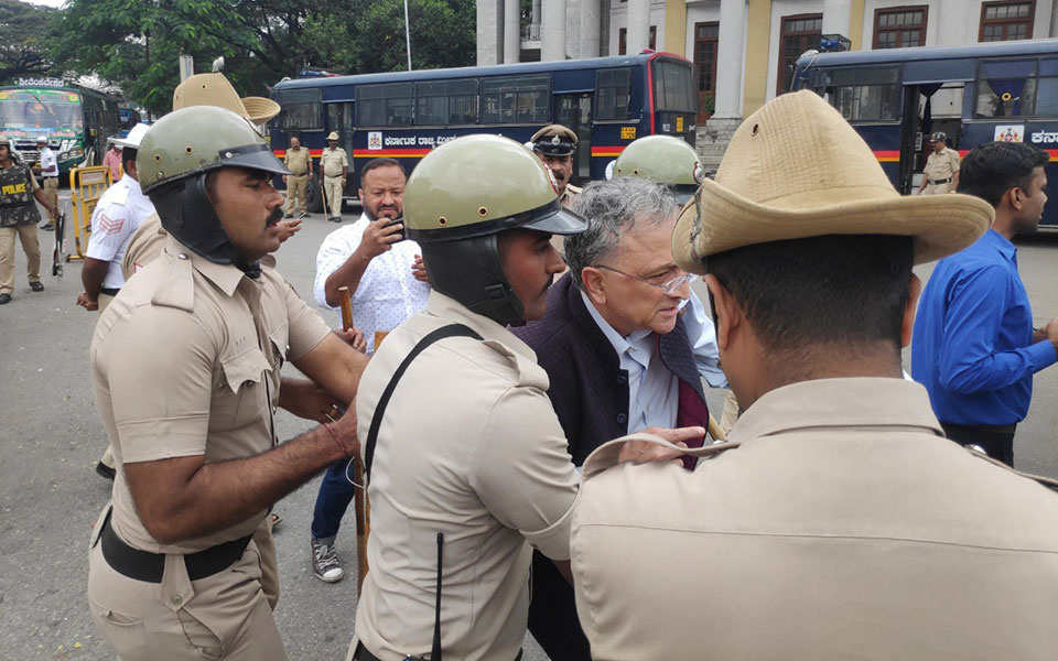 η-ατζέντα-μόντι-άναψε-μεγάλες-φωτιές-σ-2354638