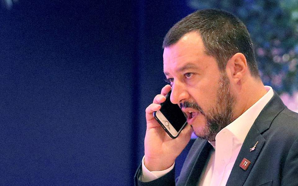 ο-σαλβίνι-προσπαθεί-να-αποφύγει-την-πα-2356253