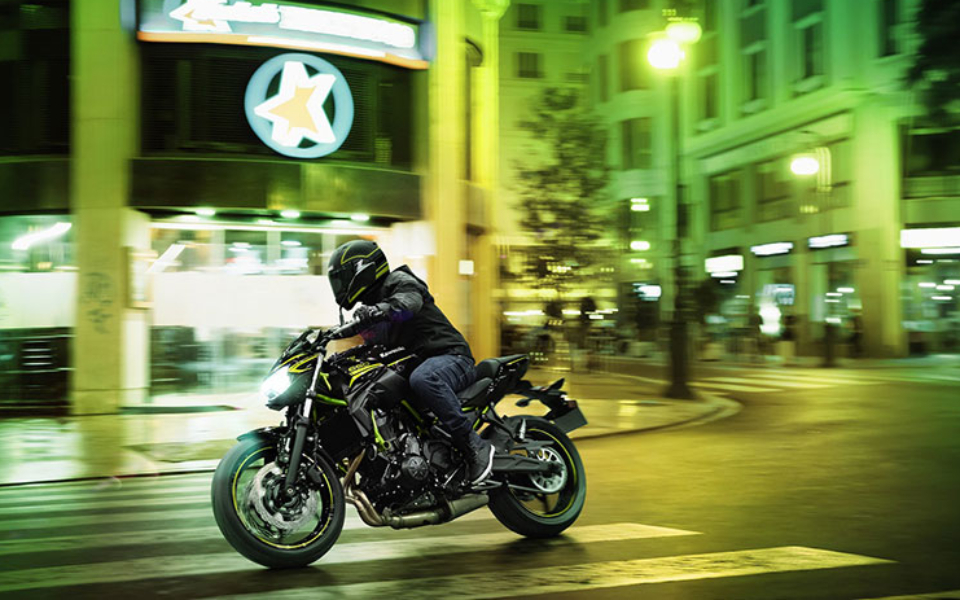 η-kawasaki-ζ650-πλήρως-εξοπλισμένη-και-με-νέα-χαρ-2356974