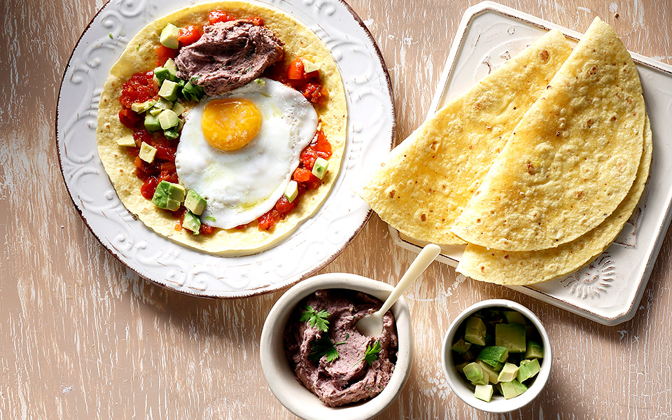 huevos-rancheros-αυγά-μάτια-με-πουρέ-φασολιών-τορτί-2361099