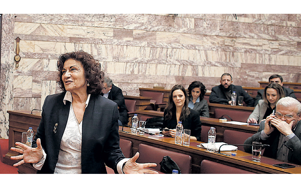 ενας-ώριμος-κύριος-με-βαμμένο-μουστάκ-2359268