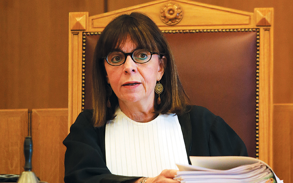 λευκός-καπνός-με-επιλογή-σακελλαρο-2358394