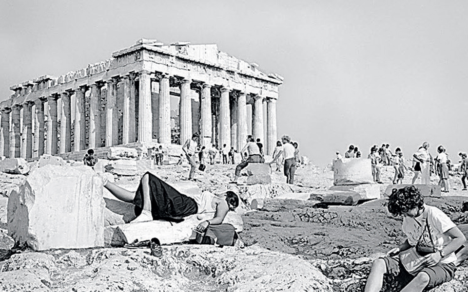 ασπρόμαυρο-καλοκαίρι-στην-ακρόπολη-2356704