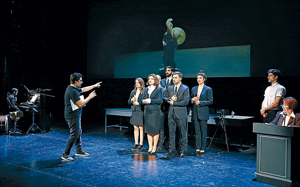 προβάροντας-μια-ιστορία-που-επαναλαμ-2361075