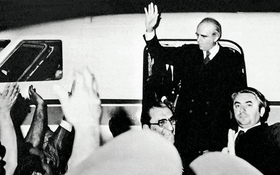 κων-καραμανλής-boys-pray-for-me-2357305